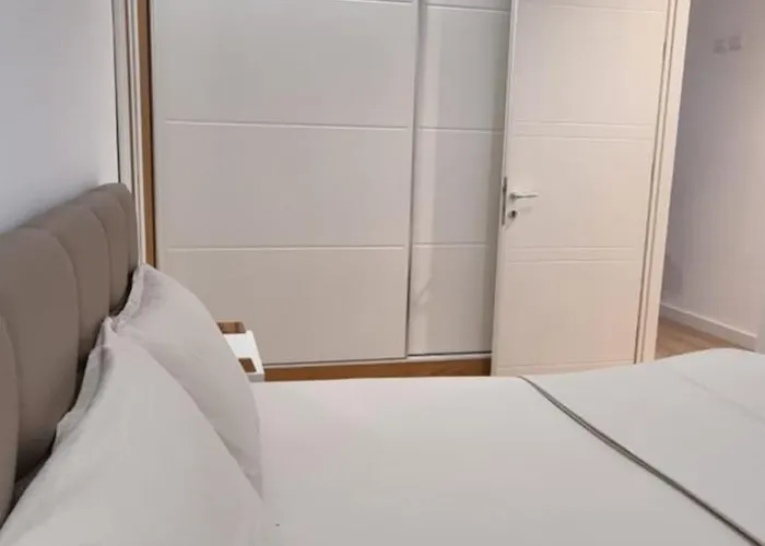 Apartment Alle's Komuna Parisit Lux