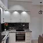 Alle's Komuna Parisit Lux