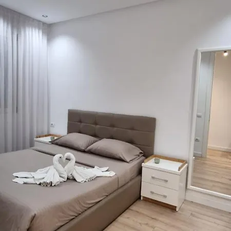 Alle's Komuna Parisit Lux Apartament *