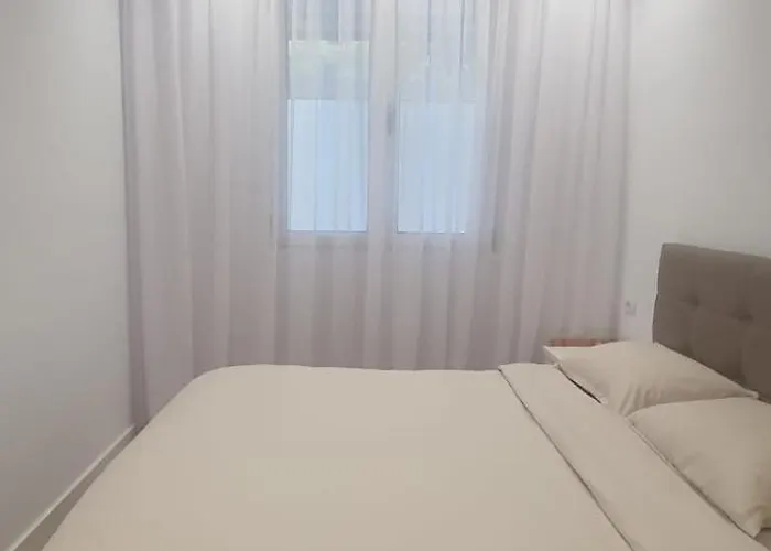 Alle's Komuna Parisit Lux 티라나