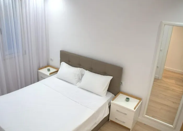 Alle's Komuna Parisit Lux 아파트