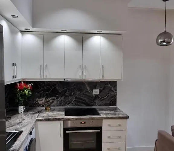 Alle's Komuna Parisit Lux